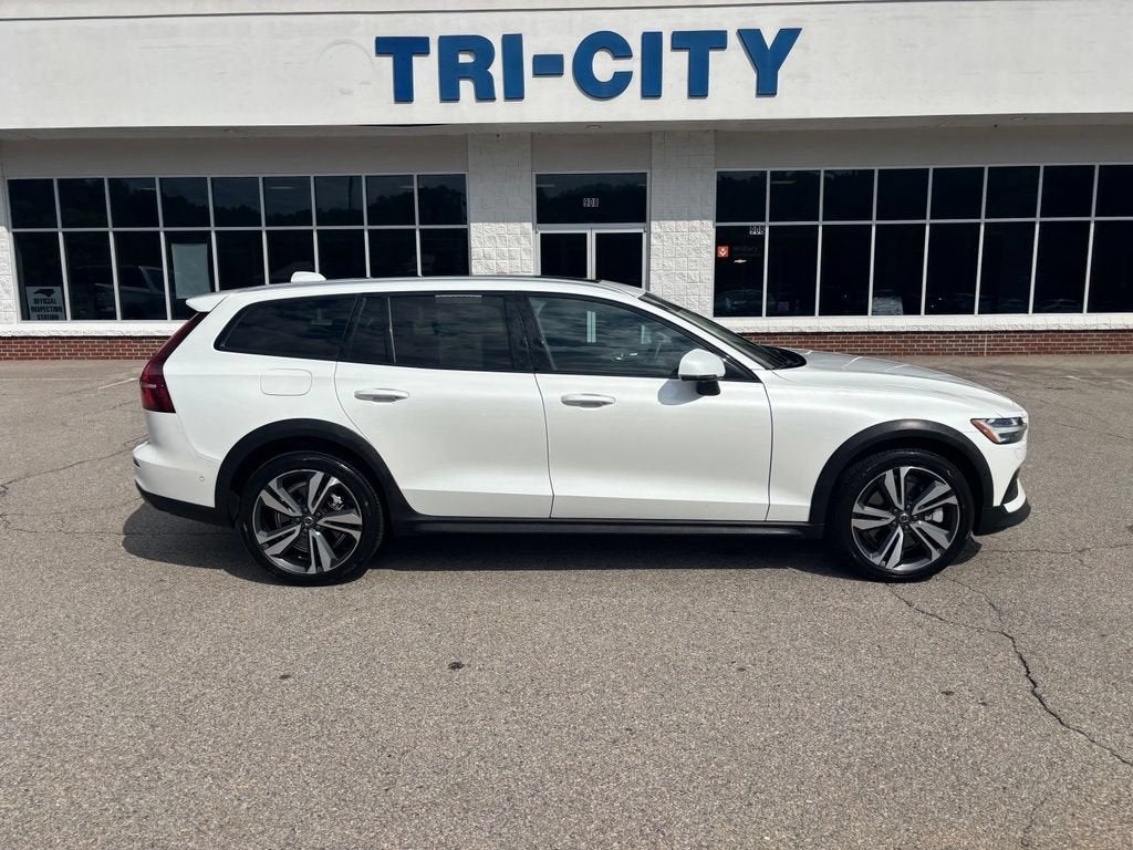 2025 Volvo V60 Cross Country Plus