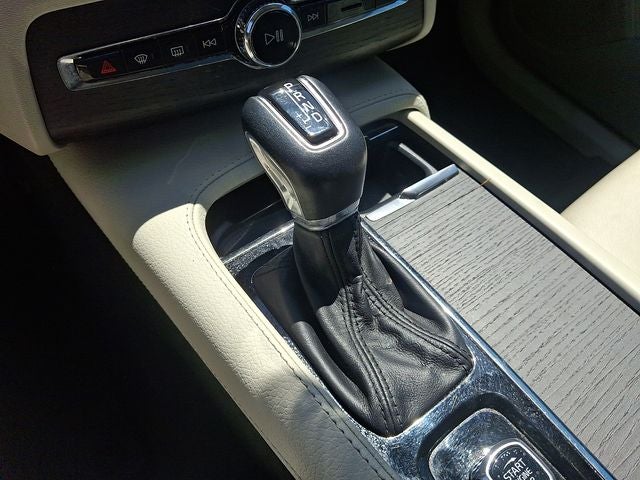 2020 Volvo XC90 T6 Momentum