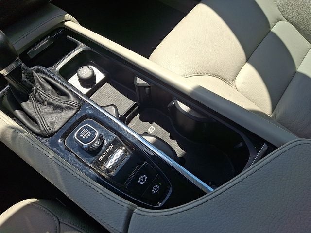 2020 Volvo XC90 T6 Momentum