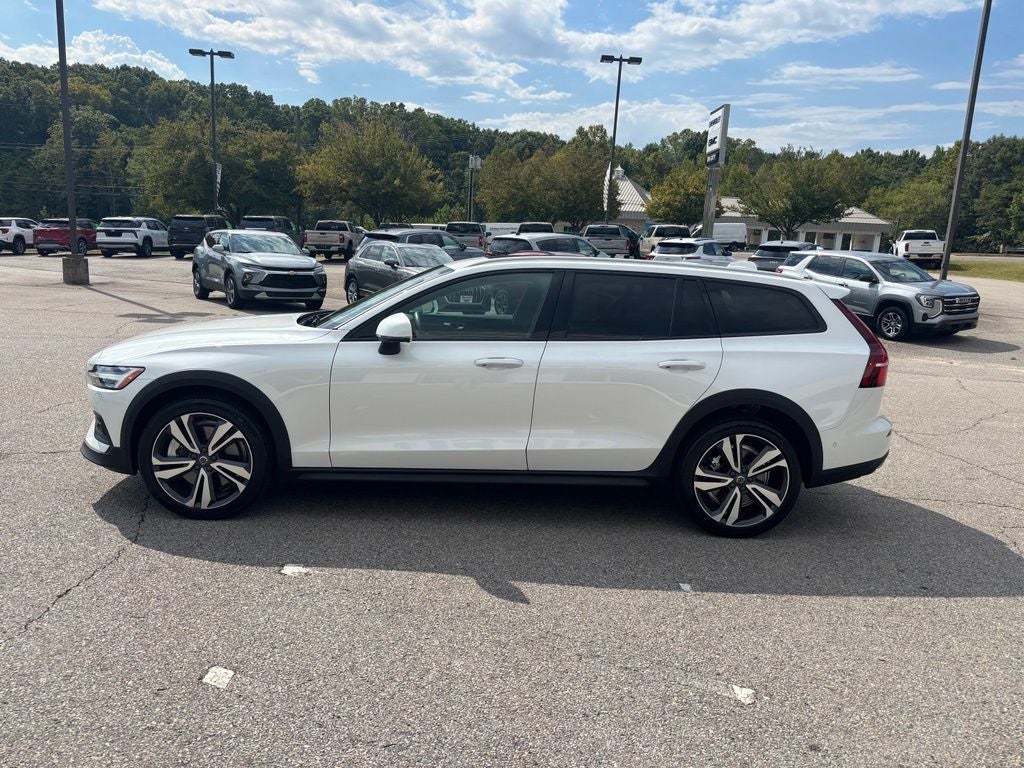 2025 Volvo V60 Cross Country B5 Plus